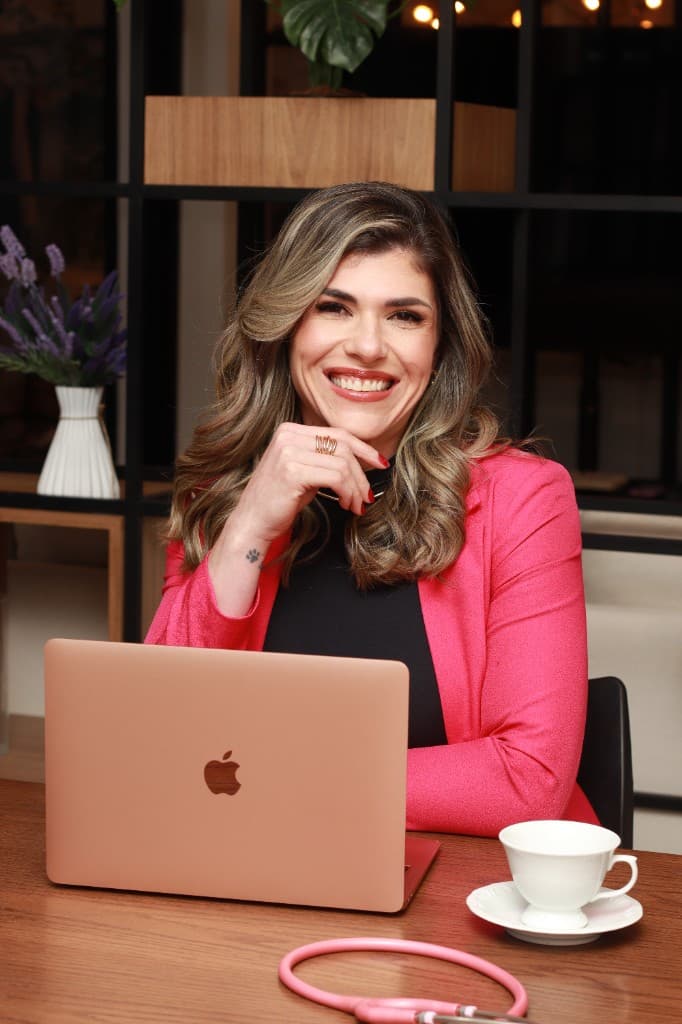 Dra. Anna Paula Vitirito usando jaleco branco